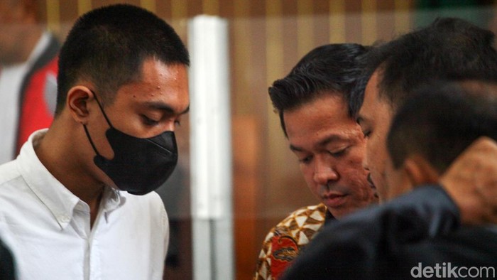 Mario Dandy berbincang dengan tim kuasa hukumnya usai sidang dakwaan di PN Jaksel, Jalan Ampera Raya, Jakarta, Selasa (6/6/2023). Mario Dandy tidak mengajukan eksepsi di kasus penganiayaan terhadap David Ozora. Sidang akan berlanjut pada pemeriksaan saksi.
