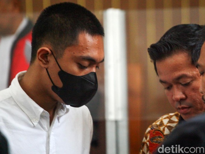 Mario Dandy berbincang dengan tim kuasa hukumnya usai sidang dakwaan di PN Jaksel, Jalan Ampera Raya, Jakarta, Selasa (6/6/2023). Mario Dandy tidak mengajukan eksepsi di kasus penganiayaan terhadap David Ozora. Sidang akan berlanjut pada pemeriksaan saksi.