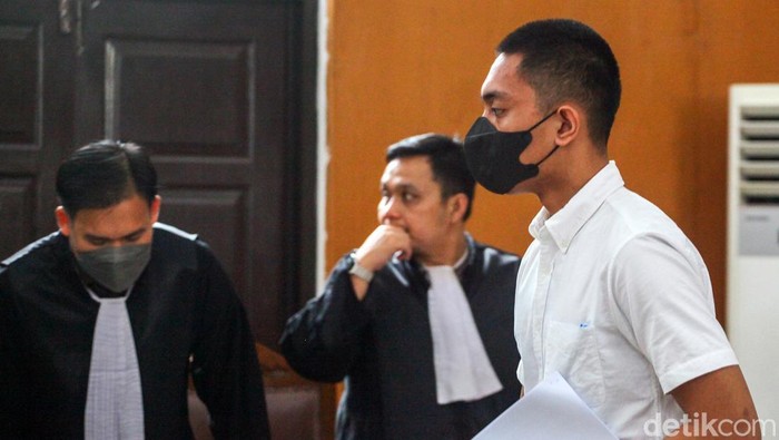 Mario Dandy berbincang dengan tim kuasa hukumnya usai sidang dakwaan di PN Jaksel, Jalan Ampera Raya, Jakarta, Selasa (6/6/2023). Mario Dandy tidak mengajukan eksepsi di kasus penganiayaan terhadap David Ozora. Sidang akan berlanjut pada pemeriksaan saksi.