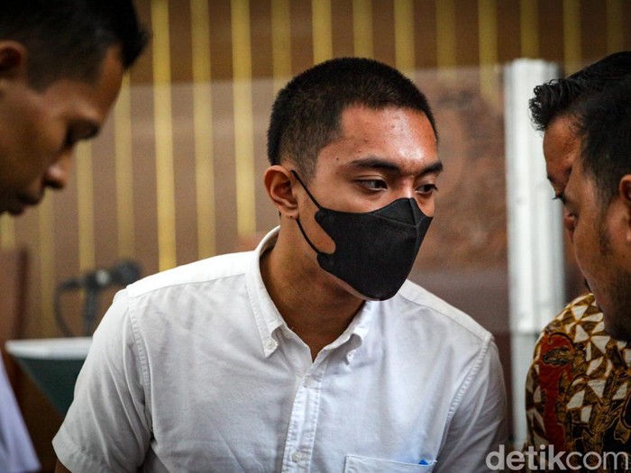 Mario Dandy berbincang dengan tim kuasa hukumnya usai sidang dakwaan di PN Jaksel, Jalan Ampera Raya, Jakarta, Selasa (6/6/2023). Mario Dandy tidak mengajukan eksepsi di kasus penganiayaan terhadap David Ozora. Sidang akan berlanjut pada pemeriksaan saksi.