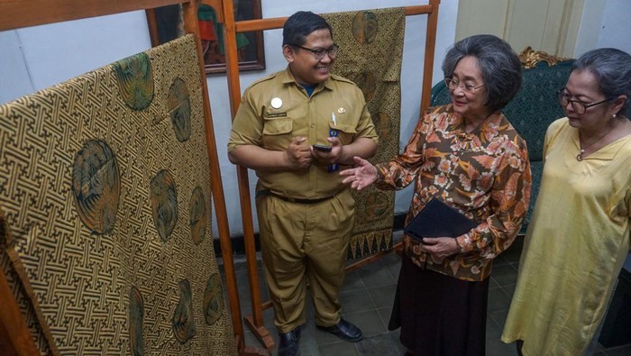 Melihat Kain Batik Keluarga Bung Hatta yang Dihibahkan ke Museum Petugas mengecek kondisi batik hibah dari keluarga Wakil Presiden RI pertama Mohammad Hatta atau Bung Hatta di Museum Batik Pekalongan, Jawa Tengah, Selasa (6/6/2023). Menurut Museum Batik Pekalongan, setelah melakukan identifikasi awal hibah kain batik dari keluarga Bung Hatta dengan hasil pengukuran panjang kain 2,5 meter dan panjang selendang dua meter, kondisi kain batik itu masih terdapat lapisan prada emas di latar kain sekitar 100 persen, dan di bagian corak phoenix sekitar 50 persen yang kemudian akan ditempatkan di ruang penyimpanan. ANTARA FOTO/Harviyan Perdana Putra/hp.