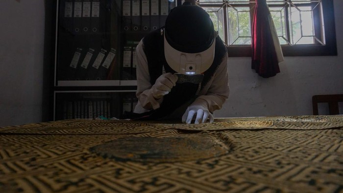 Petugas mengecek kondisi batik hibah dari keluarga Wakil Presiden RI pertama Mohammad Hatta atau Bung Hatta di Museum Batik Pekalongan, Jawa Tengah, Selasa (6/6/2023). Menurut Museum Batik Pekalongan, setelah melakukan identifikasi awal hibah kain batik dari keluarga Bung Hatta dengan hasil pengukuran panjang kain 2,5 meter dan panjang selendang dua meter, kondisi kain batik itu masih terdapat lapisan prada emas di latar kain sekitar 100 persen, dan di bagian corak phoenix sekitar 50 persen yang kemudian akan ditempatkan di ruang penyimpanan. ANTARA FOTO/Harviyan Perdana Putra/hp.