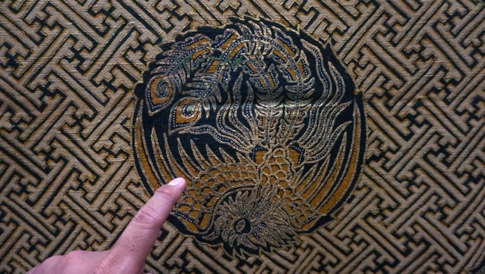 Petugas mengecek kondisi batik hibah dari keluarga Wakil Presiden RI pertama Mohammad Hatta atau Bung Hatta di Museum Batik Pekalongan, Jawa Tengah, Selasa (6/6/2023). Menurut Museum Batik Pekalongan, setelah melakukan identifikasi awal hibah kain batik dari keluarga Bung Hatta dengan hasil pengukuran panjang kain 2,5 meter dan panjang selendang dua meter, kondisi kain batik itu masih terdapat lapisan prada emas di latar kain sekitar 100 persen, dan di bagian corak phoenix sekitar 50 persen yang kemudian akan ditempatkan di ruang penyimpanan. ANTARA FOTO/Harviyan Perdana Putra/hp.