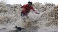 Tidak cuma karena gelombang yang tinggi dan panjang, namun bahaya di sini juga membuat adrenalin mereka membuncah. Jika di pantai para surfer harus memperhatikan karang dan hiu, di sini, mereka harus hati-hati dengan kawanan ikan piranha dan batang pohon di tengah sungai.  