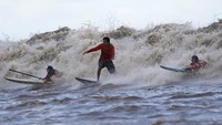 Berbeda dengan di pantai, air di sini coklat seperti sungai keruh karena bergelombang. Ombak di sini tingginya mencapai 3,6 meter dan gelombang bisa bergulung cukup lama. Ini membuat para surfer merasa tertantang.  