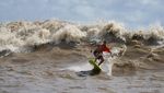 Memacu Adrenalin! Berselancar Taklukkan Ganasnya Sungai Amazon