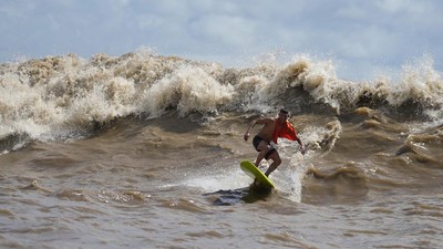 Memacu Adrenalin! Berselancar Taklukkan Ganasnya Sungai Amazon
