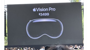 Headset virtual reality Vision Pro dari Apple tidak murah, dibanderol USD 3499 atau sekitar Rp 52 juta dan akan mulai dijual awal tahun depan. Tentu banderol itu dianggap mahal bagi sebagian orang. Foto: Twitter