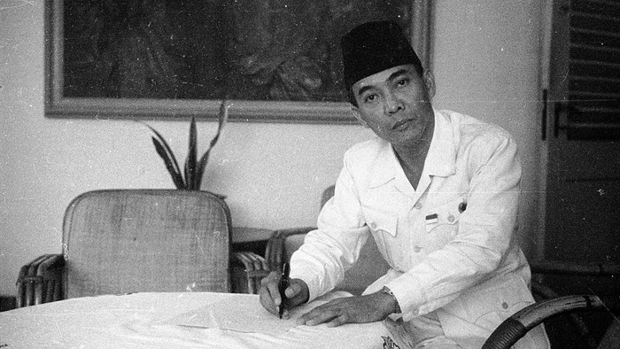 Bulan Juni memuat salah satu peristiwa penting, yaitu hari lahir Soekarno. Selain itu, Juni juga disebut sebagai bulan Bung Karno. Simak penjelasan lengkapnya!