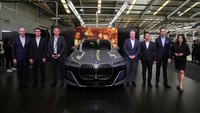 Peluncuran sedan flagship BMW ini dihadiri oleh Mr. Jean-Philippe Parain, Senior Vice President BMW Group Sales Region Asia-Pacific, Eastern Europe, Middle East and Africa; Mr. Lars Nielsen, Managing Director BMW Group Asia; Mr. Ramesh Divyanathan, President Director BMW Group Indonesia, dan jajaran manajemen BMW Group Indonesia, PT Tjahja Sakti Motor, dan PT Gaya Motor.  
