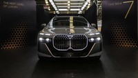 THE 7 terbaru hadir dalam dua varian: BMW i7 xDrive60 Gran Lusso yang merupakan sedan mewah full listrik dan BMW 735i M Sport yang dirakit secara lokal di Indonesia tepatnya di BMW Production Network 2, PT. Gaya Motor, sebuah unit bisnis PT Astra International Tbk., mitra bisnis terpercaya BMW Group di Indonesia. 
