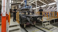 Pekerja menyelesaikan perakitan Mobil BMW di PT Gaya Motor, Sunter, Jakarta, Selasa (6/6/2023). 