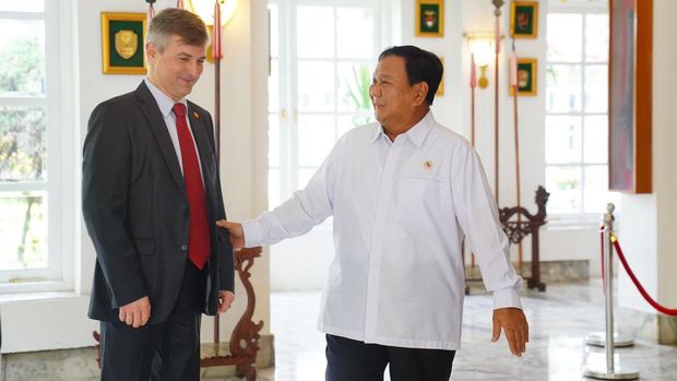 Menhan Prabowo Subianto menerima kunjungan Dubes Ukraina untuk Indonesia Vasyl Hamianin di kantornya, Kemhan, Jakarta, Senin (5/6/2023)