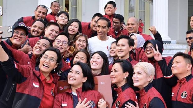 Menteri Keuangan Sri Mulyani berswa foto bersama para Atlet Indonesia yang berhasil meraih 276 medali di Sea Games Kamboja 2023 dan sejumlah menteri saat Presiden Jokowi memberikan penghargaan sangat tinggi atas prestasi dan daya juang para atlet Indonesia. (Tangkapan Layar Instagram @smindrawati)