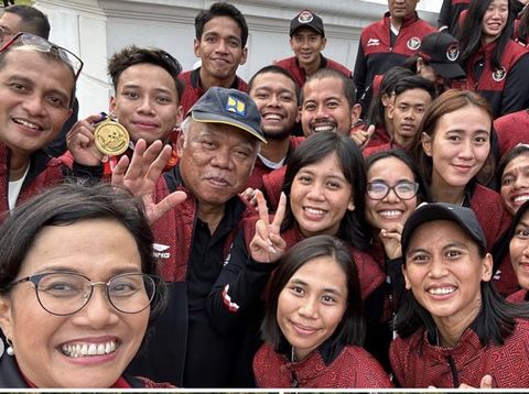 Menteri Keuangan Sri Mulyani berswa foto bersama para Atlet Indonesia yang berhasil meraih 276 medali di Sea Games Kamboja 2023 dan sejumlah menteri saat Presiden Jokowi memberikan penghargaan sangat tinggi atas prestasi dan daya juang para atlet Indonesia. (Tangkapan Layar Instagram @smindrawati)