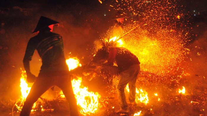 Peserta saling serang menggunakan obor saat tradisi perang obor di Desa Tegal Sambi, Tahunan, Jepara, Jawa Tengah, Senin (5/6/2023). Acara yang digelar setahun sekali sebagai wujud syukur masyarakat setempat kepada Tuhan Yang Maha Esa atas rezeki melimpah, kesehatan serta keselamatan itu diikuti 40 peserta dengan sebanyak 350 obor dijadikan alat perang. ANTARA FOTO/Yusuf Nugroho/hp.