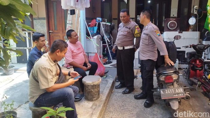 mobil parkir sembarangan di gresik