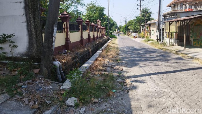 mobil parkir sembarangan selama 3 bulan di gresik