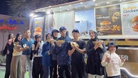  Saat masih di Dubai, Gen Halilintar cukup hits mengikuti tren kuliner yang tengah ramai di sana. Seperti rela antre untuk makan wagyu burger yang populer di Dubai. Foto: Instagram @genhalilintar