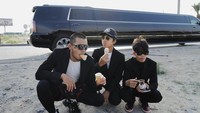Punya segudang momen kulineran seru. Kali ini Saaih Halilintar ajak kedua adiknya untuk makan es krim di pinggir jalan. Foto: Instagram @genhalilintar