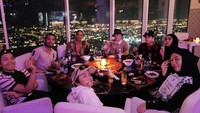 Makan malam di restoran mewah yang ada di Dubai. Seluruh anggota Gen Halilintar kompak berpose di depan kamera. Foto: Instagram @genhalilintar