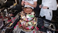Rayakan ulang tahun yang ke-21, Saaih Halilintar dapat kejutan kue yang cantik dan mewah di restoran Dubai. Foto: Instagram @genhalilintar