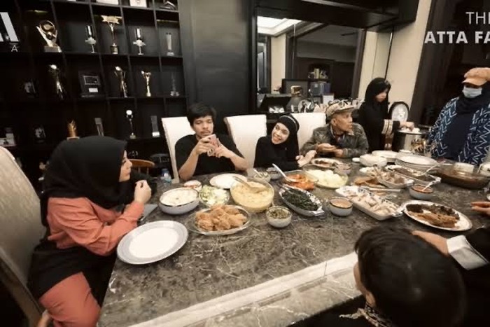 Momen Kulineran Seru Gen Halilintar di Berbagai Negara Sebelum Pulang ke Indonesia Momen Kulineran Seru Gen Halilintar di Berbagai Negara Sebelum Pulang ke Indonesia