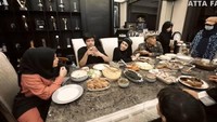 Terakhir ini momen pertama keluarga Gen Halilintar saat makan malam di rumah Atta dan Aurel. Foto: Instagram @genhalilintar