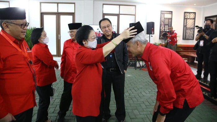 Momen Megawati rapihkan kopiah Ganjar Pranowo di Rakernas PDIP.