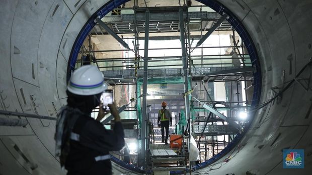 Pekerja beraktivitas di area proyek pembangunan MRT Fase 2A CP 201 di Jalan MH Thamrin, Jakarta. (CNBC Indonesia/Tri Susilo)