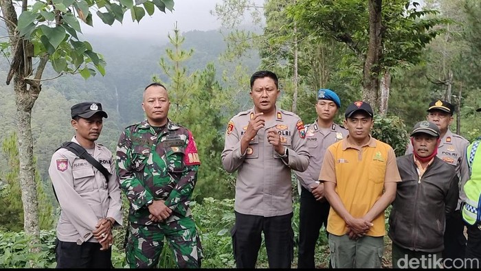 Musyawarah Pimpinan Kecamatan Wagir, Malang saat melakukan pengecekan pria BDSM di Coban Glotak.