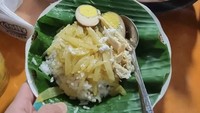Untuk seporsi nasi liwet, kamu akan mendapat pelengkap suwiran ayam dan telur rebus. Rasa nasinya yang gurih semakin enak ditambahkan areh. Foto: Instagram yusaninasiliwetsolo