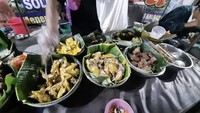 Nasi Liwet Yu Sani bisa disambangi mulai pukul 5 sore sampai 11 malam. Area makannya memang sederhana, hanya warung tenda dengan tempat makan lesehan, namun peminatnya tak pernah surut. Foto: Instagram yusaninasiliwetsolo 