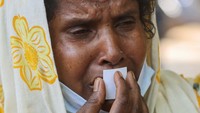 Jenima Mondal mencium foto putranya Mamjur Ali Mondal usai menerima jenazahnya dari kamar mayat setelah dia tewas dalam tabrakan kereta api di Balasore. REUTERS/Francis Mascarenhas  