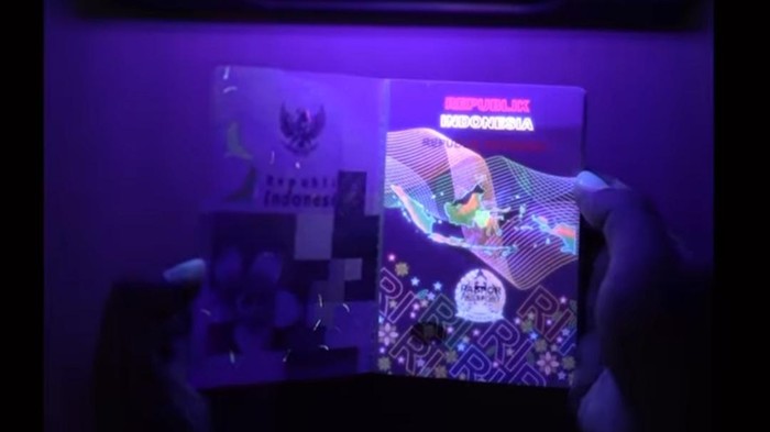 Paspor Polikarbonat di bawah sinar UV