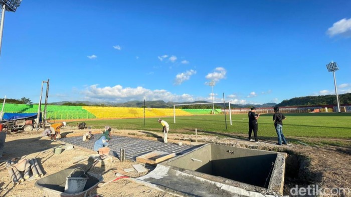 Pemasangan water sprinkler atau alat siram rumput otomatis di Stadion Gelora BJ Habibie Parepare.
