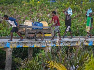 Begini Perjuangan Warga di Papua Dapat Air Bersih