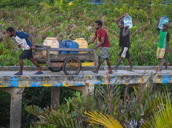 Begini Perjuangan Warga di Papua Dapat Air Bersih