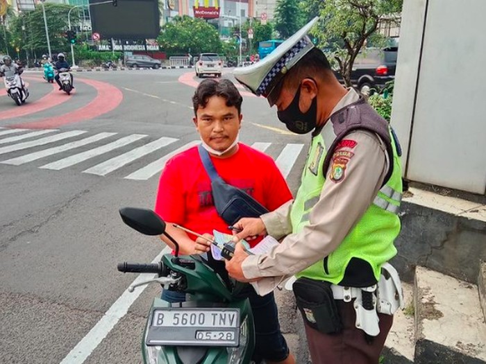 Pemotor tak pakai helm ditilang