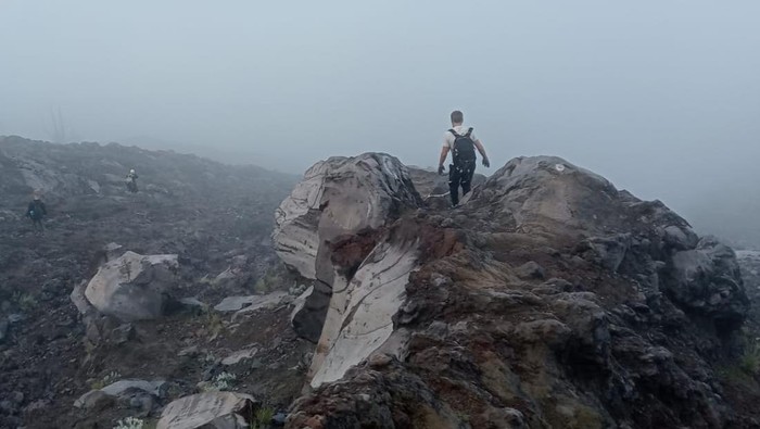 Aktivitas pendakian di Gunung Agung, Karangasem.