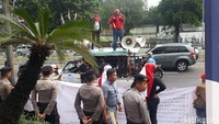 Jika Zulkifli Hasan dari Kementerian Perdagangan tidak mendengarkan ini, beribu kami berserak di Indonesia, beribu kami bawa masa dari provinsi, ini baru perwakilan, kami akan kembali beribu orang, kata salah seorang orator demo, Deson.  