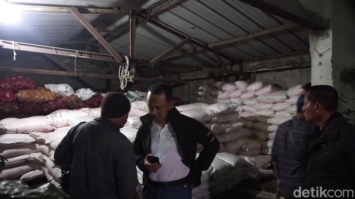 Penimbunan pupuk bersubsidi di Mojokerto