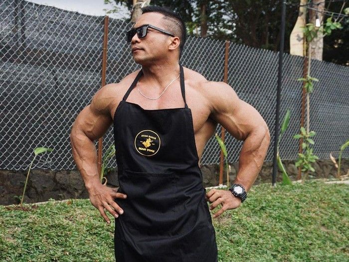 Penjual makanan bertubuh kekar