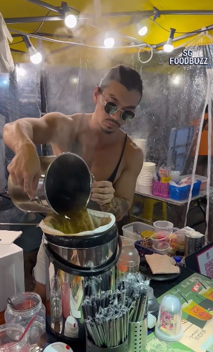 Penjual makanan bertubuh kekar