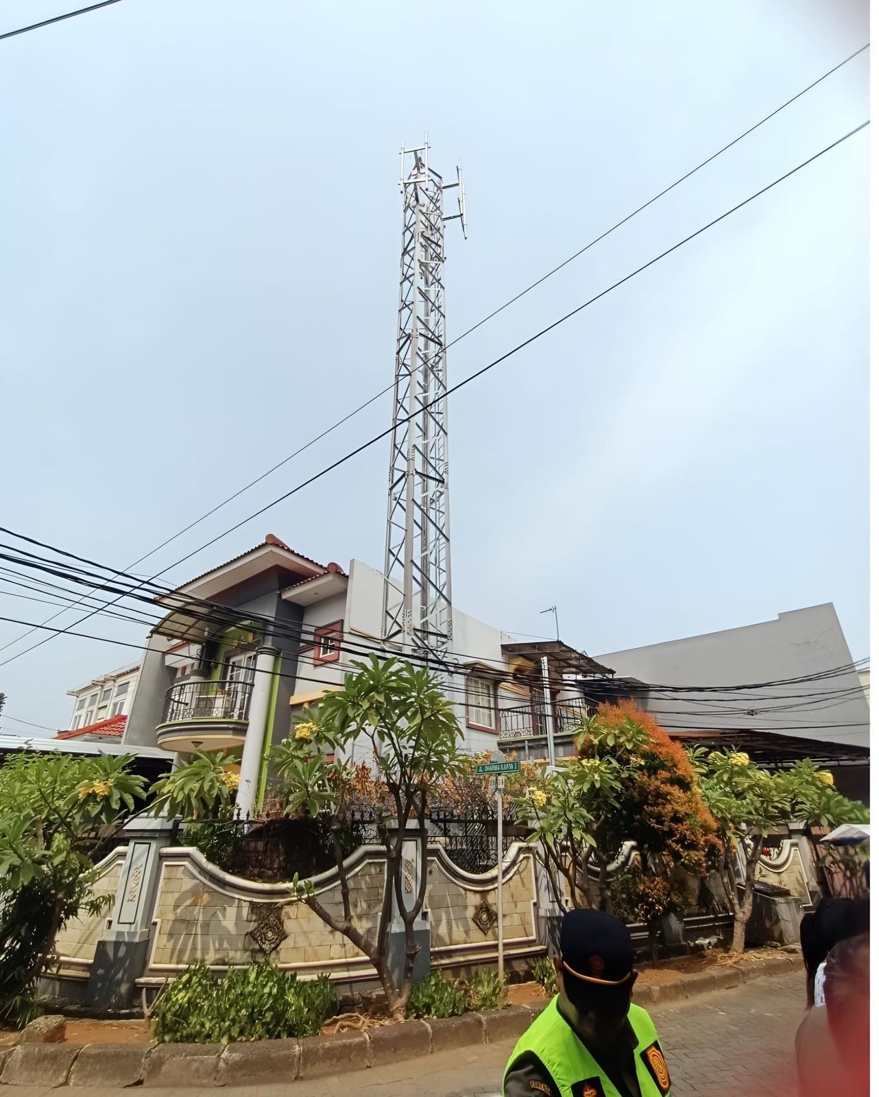 Penyeglan tower BTS di Taman Semanan Indah, Jakbar, 6 Juni 2023. (Dokumentasi William A Sarana dari PSI)