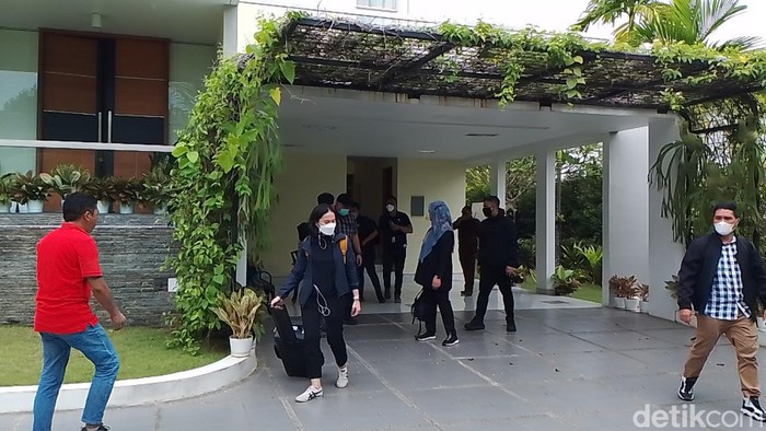 Penyidik KPK usai menggeledah rumah eks Kepala Bea Cukai Makassar, Andi Pramono di Batam. (Alamuddin Hamapu/detikSumut)