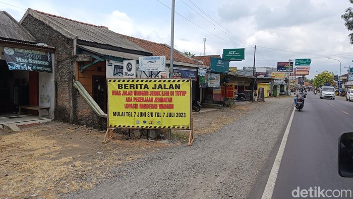 Papan pengumuman pengalihan arus lalu lintas selama satu bulan terpasang di simpang tiga Rawalo, Kabupaten Banyumas, Selasa (6/6/2023).