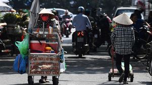 Perjuangan PKL di Vietnam Berjualan di Tengah Panas Terik