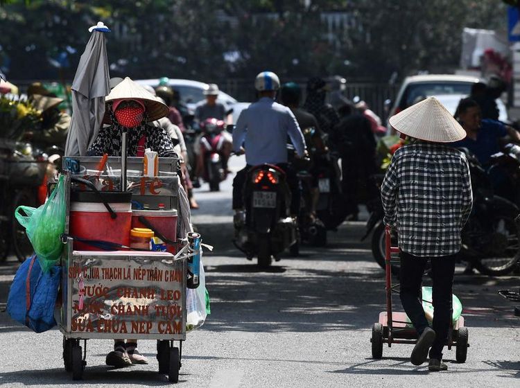 Perjuangan PKL di Vietnam Berjualan di Tengah Panas Terik