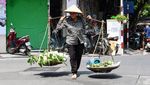 Perjuangan PKL di Vietnam Berjualan di Tengah Panas Terik